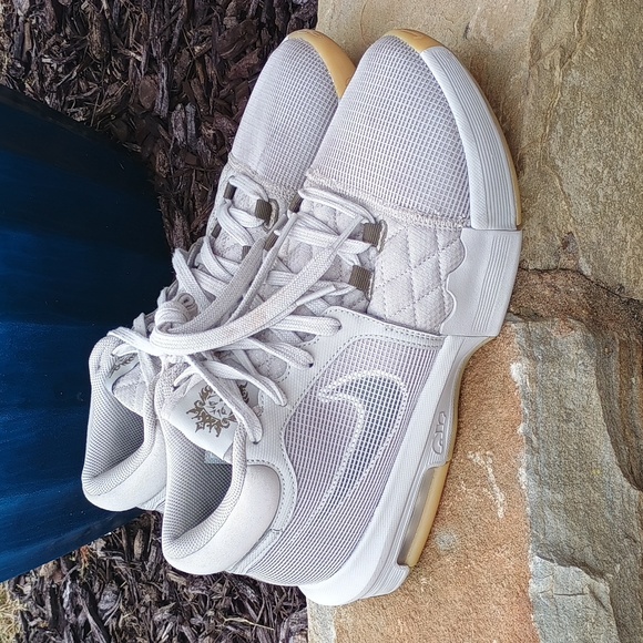 Nike Basketball Lebron Witness 8 Sneakers Excellent Condition Size 10 - Picture 2 of 8